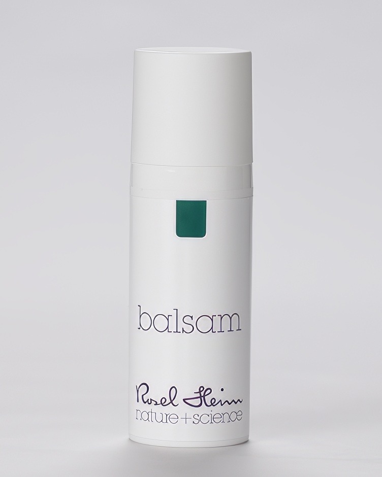 Eine weiße, zylindrische Flasche mit weißem Deckel, auf der in Kleinbuchstaben „Balsam Mini Airless 15 ml“ steht. Darunter steht „Rudel Stier“ und „Natur + Wissenschaft“. Die Flasche hat oben ein grünes Rechteck. Der Hintergrund ist schlicht und weiß.