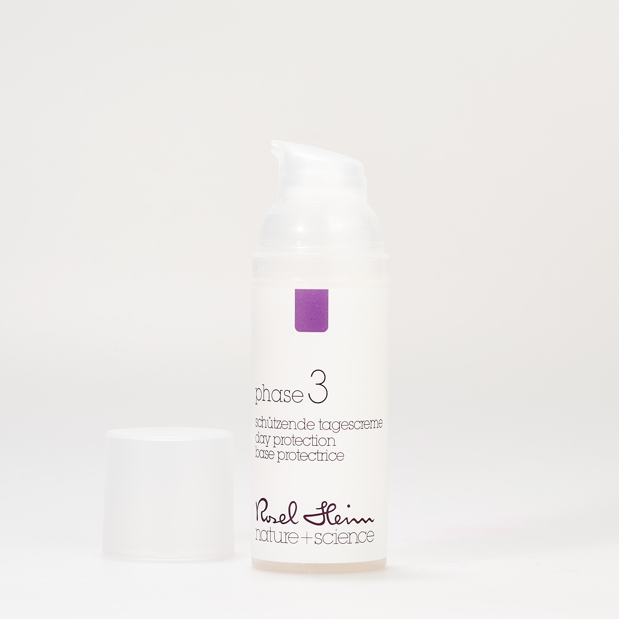 Eine weiße Gesichtscremeflasche mit Pumpspender mit der Aufschrift „schützende Tagescreme 50ml airless“ der Marke „Raoul Hein nature + science“. Die Flasche steht aufrecht, der Verschluss daneben auf einem schlichten weißen Hintergrund.
