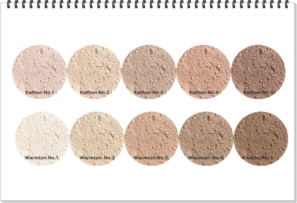 hautquartier Eine spiralgebundene Seite zeigt kunstvoll zehn kreisförmige Farbmuster des Natural Mineral Make-Ups von ilu.pur in den Farben hell bis dunkel. Die obere Reihe trägt die Bezeichnungen „Kaitoon Nr. 1“ bis „Kaitoon Nr. 5“, während die untere Reihe „Warmton Nr. 4“ und Farbtöne wie „Warrton Nr. 5“ enthält.